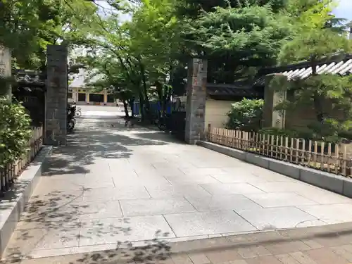 霊巌寺の山門