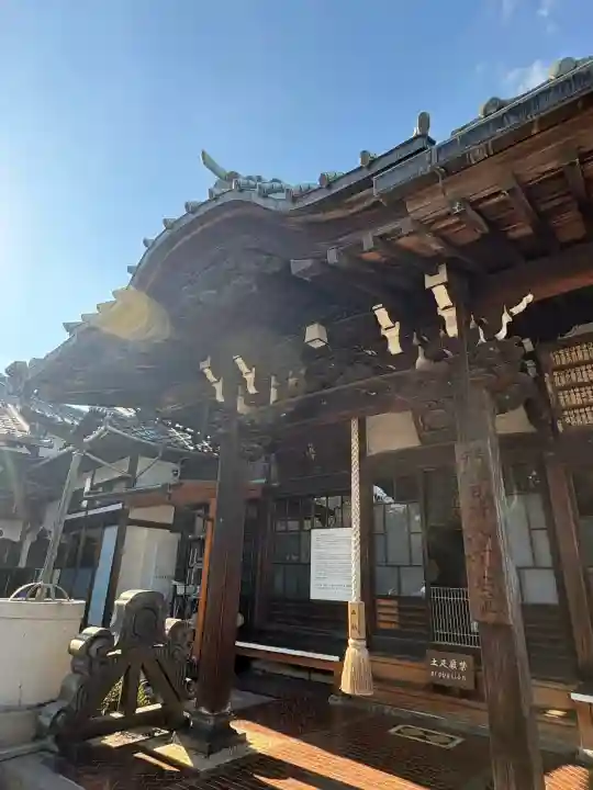 延寿寺/日荷堂の{uncategorized: "未分類", other: "その他", undefined: "問題あり", building: "その他建物", grave: "お墓", sacred_gate: "鳥居", guardian: "狛犬", statue: "像", buddha: "仏像", history: "歴史", nature: "自然", garden: "庭園", animal: "動物", pagoda: "塔", temizu: "手水舎", mountain_gate: "山門・神門", sanctuary: "本殿・本堂", subordinate: "末社・摂社", art: "芸術", scenery: "景色", jizo: "地蔵", ema: "絵馬", goshuin: "御朱印", omikuji: "おみくじ", items: "授与品その他", amulet: "お守り", goshuincho: "御朱印帳", eats: "食事", festival: "お祭り", votive_dance: "神楽", shichigosan: "七五三参", wedding: "結婚式", experience: "体験その他", initially: "初詣", around: "周辺", anti_infection: "感染症対策"}