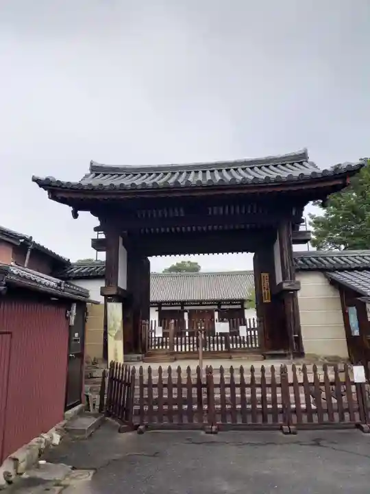 新薬師寺の山門・神門