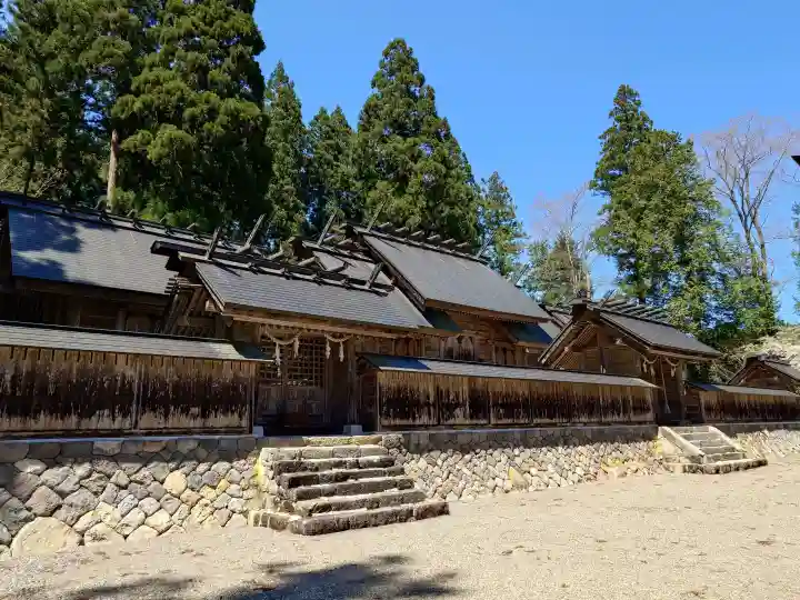 白山神社(長滝神社・白山長瀧神社・長滝白山神社)の{uncategorized: "未分類", other: "その他", undefined: "問題あり", building: "その他建物", grave: "お墓", sacred_gate: "鳥居", guardian: "狛犬", statue: "像", buddha: "仏像", history: "歴史", nature: "自然", garden: "庭園", animal: "動物", pagoda: "塔", temizu: "手水舎", mountain_gate: "山門・神門", sanctuary: "本殿・本堂", subordinate: "末社・摂社", art: "芸術", scenery: "景色", jizo: "地蔵", ema: "絵馬", goshuin: "御朱印", omikuji: "おみくじ", items: "授与品その他", amulet: "お守り", goshuincho: "御朱印帳", eats: "食事", festival: "お祭り", votive_dance: "神楽", shichigosan: "七五三参", wedding: "結婚式", experience: "体験その他", initially: "初詣", around: "周辺", anti_infection: "感染症対策"}