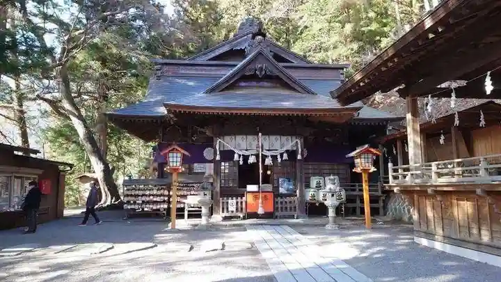 新倉富士浅間神社の本殿・本堂