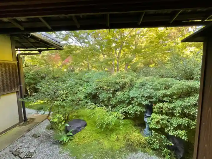 光明寺瑠璃光院の庭園