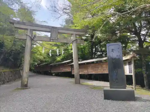 玉置神社の{uncategorized: "未分類", other: "その他", undefined: "問題あり", building: "その他建物", grave: "お墓", sacred_gate: "鳥居", guardian: "狛犬", statue: "像", buddha: "仏像", history: "歴史", nature: "自然", garden: "庭園", animal: "動物", pagoda: "塔", temizu: "手水舎", mountain_gate: "山門・神門", sanctuary: "本殿・本堂", subordinate: "末社・摂社", art: "芸術", scenery: "景色", jizo: "地蔵", ema: "絵馬", goshuin: "御朱印", omikuji: "おみくじ", items: "授与品その他", amulet: "お守り", goshuincho: "御朱印帳", eats: "食事", festival: "お祭り", votive_dance: "神楽", shichigosan: "七五三参", wedding: "結婚式", experience: "体験その他", initially: "初詣", around: "周辺", anti_infection: "感染症対策"}