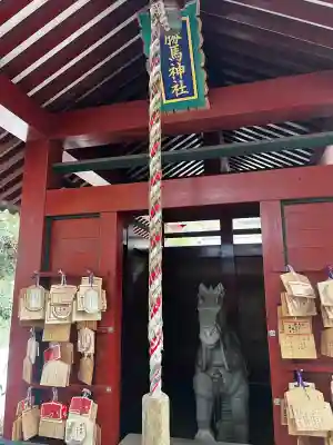 大杉神社 境内社 勝馬神社の{uncategorized: "未分類", other: "その他", undefined: "問題あり", building: "その他建物", grave: "お墓", sacred_gate: "鳥居", guardian: "狛犬", statue: "像", buddha: "仏像", history: "歴史", nature: "自然", garden: "庭園", animal: "動物", pagoda: "塔", temizu: "手水舎", mountain_gate: "山門・神門", sanctuary: "本殿・本堂", subordinate: "末社・摂社", art: "芸術", scenery: "景色", jizo: "地蔵", ema: "絵馬", goshuin: "御朱印", omikuji: "おみくじ", items: "授与品その他", amulet: "お守り", goshuincho: "御朱印帳", eats: "食事", festival: "お祭り", votive_dance: "神楽", shichigosan: "七五三参", wedding: "結婚式", experience: "体験その他", initially: "初詣", around: "周辺", anti_infection: "感染症対策"}
