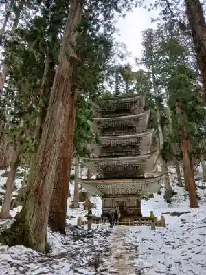 出羽神社(出羽三山神社)~三神合祭殿~の{uncategorized: "未分類", other: "その他", undefined: "問題あり", building: "その他建物", grave: "お墓", sacred_gate: "鳥居", guardian: "狛犬", statue: "像", buddha: "仏像", history: "歴史", nature: "自然", garden: "庭園", animal: "動物", pagoda: "塔", temizu: "手水舎", mountain_gate: "山門・神門", sanctuary: "本殿・本堂", subordinate: "末社・摂社", art: "芸術", scenery: "景色", jizo: "地蔵", ema: "絵馬", goshuin: "御朱印", omikuji: "おみくじ", items: "授与品その他", amulet: "お守り", goshuincho: "御朱印帳", eats: "食事", festival: "お祭り", votive_dance: "神楽", shichigosan: "七五三参", wedding: "結婚式", experience: "体験その他", initially: "初詣", around: "周辺", anti_infection: "感染症対策"}