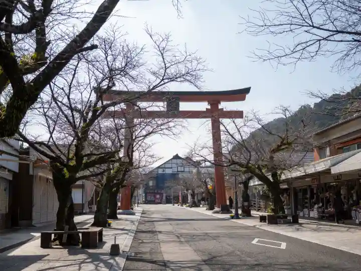 祐徳稲荷神社の{uncategorized: "未分類", other: "その他", undefined: "問題あり", building: "その他建物", grave: "お墓", sacred_gate: "鳥居", guardian: "狛犬", statue: "像", buddha: "仏像", history: "歴史", nature: "自然", garden: "庭園", animal: "動物", pagoda: "塔", temizu: "手水舎", mountain_gate: "山門・神門", sanctuary: "本殿・本堂", subordinate: "末社・摂社", art: "芸術", scenery: "景色", jizo: "地蔵", ema: "絵馬", goshuin: "御朱印", omikuji: "おみくじ", items: "授与品その他", amulet: "お守り", goshuincho: "御朱印帳", eats: "食事", festival: "お祭り", votive_dance: "神楽", shichigosan: "七五三参", wedding: "結婚式", experience: "体験その他", initially: "初詣", around: "周辺", anti_infection: "感染症対策"}