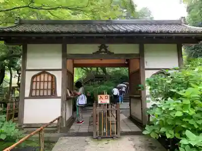 明月院の山門・神門