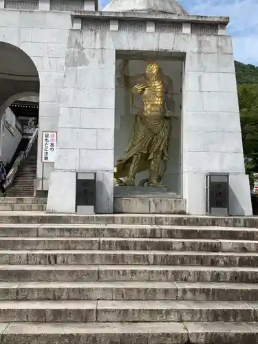 最上稲荷山妙教寺の像