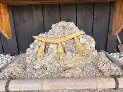 綴子神社の{uncategorized: "未分類", other: "その他", undefined: "問題あり", building: "その他建物", grave: "お墓", sacred_gate: "鳥居", guardian: "狛犬", statue: "像", buddha: "仏像", history: "歴史", nature: "自然", garden: "庭園", animal: "動物", pagoda: "塔", temizu: "手水舎", mountain_gate: "山門・神門", sanctuary: "本殿・本堂", subordinate: "末社・摂社", art: "芸術", scenery: "景色", jizo: "地蔵", ema: "絵馬", goshuin: "御朱印", omikuji: "おみくじ", items: "授与品その他", amulet: "お守り", goshuincho: "御朱印帳", eats: "食事", festival: "お祭り", votive_dance: "神楽", shichigosan: "七五三参", wedding: "結婚式", experience: "体験その他", initially: "初詣", around: "周辺", anti_infection: "感染症対策"}