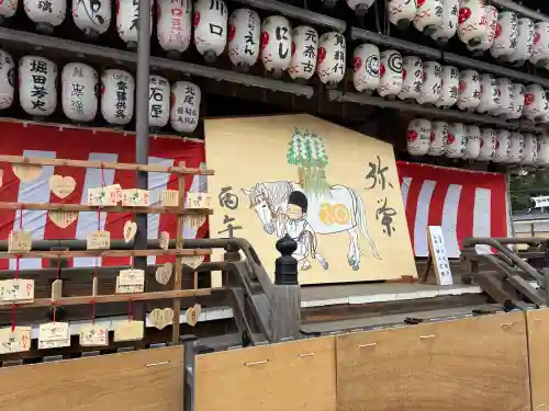 八坂神社(祇園さん)の{uncategorized: "未分類", other: "その他", undefined: "問題あり", building: "その他建物", grave: "お墓", sacred_gate: "鳥居", guardian: "狛犬", statue: "像", buddha: "仏像", history: "歴史", nature: "自然", garden: "庭園", animal: "動物", pagoda: "塔", temizu: "手水舎", mountain_gate: "山門・神門", sanctuary: "本殿・本堂", subordinate: "末社・摂社", art: "芸術", scenery: "景色", jizo: "地蔵", ema: "絵馬", goshuin: "御朱印", omikuji: "おみくじ", items: "授与品その他", amulet: "お守り", goshuincho: "御朱印帳", eats: "食事", festival: "お祭り", votive_dance: "神楽", shichigosan: "七五三参", wedding: "結婚式", experience: "体験その他", initially: "初詣", around: "周辺", anti_infection: "感染症対策"}