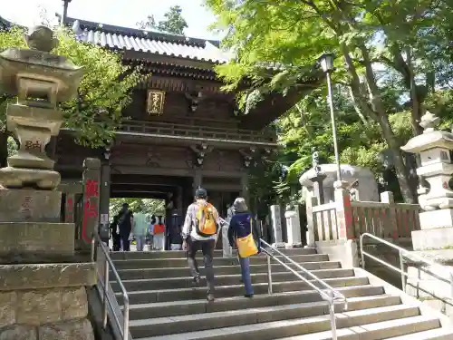 高尾山薬王院の山門・神門
