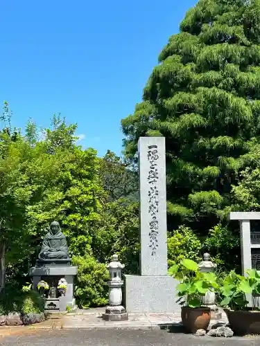 明静寺の{uncategorized: "未分類", other: "その他", undefined: "問題あり", building: "その他建物", grave: "お墓", sacred_gate: "鳥居", guardian: "狛犬", statue: "像", buddha: "仏像", history: "歴史", nature: "自然", garden: "庭園", animal: "動物", pagoda: "塔", temizu: "手水舎", mountain_gate: "山門・神門", sanctuary: "本殿・本堂", subordinate: "末社・摂社", art: "芸術", scenery: "景色", jizo: "地蔵", ema: "絵馬", goshuin: "御朱印", omikuji: "おみくじ", items: "授与品その他", amulet: "お守り", goshuincho: "御朱印帳", eats: "食事", festival: "お祭り", votive_dance: "神楽", shichigosan: "七五三参", wedding: "結婚式", experience: "体験その他", initially: "初詣", around: "周辺", anti_infection: "感染症対策"}