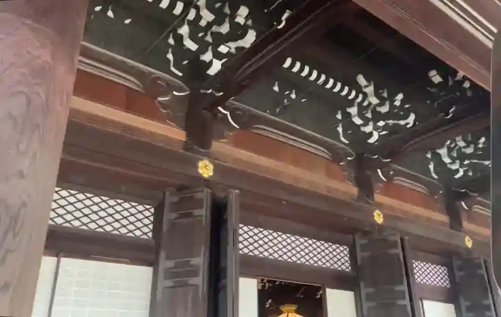 東本願寺(真宗本廟)の{uncategorized: "未分類", other: "その他", undefined: "問題あり", building: "その他建物", grave: "お墓", sacred_gate: "鳥居", guardian: "狛犬", statue: "像", buddha: "仏像", history: "歴史", nature: "自然", garden: "庭園", animal: "動物", pagoda: "塔", temizu: "手水舎", mountain_gate: "山門・神門", sanctuary: "本殿・本堂", subordinate: "末社・摂社", art: "芸術", scenery: "景色", jizo: "地蔵", ema: "絵馬", goshuin: "御朱印", omikuji: "おみくじ", items: "授与品その他", amulet: "お守り", goshuincho: "御朱印帳", eats: "食事", festival: "お祭り", votive_dance: "神楽", shichigosan: "七五三参", wedding: "結婚式", experience: "体験その他", initially: "初詣", around: "周辺", anti_infection: "感染症対策"}