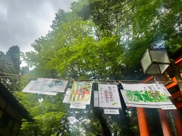 伏見稲荷大社 御膳谷奉拝所の{uncategorized: "未分類", other: "その他", undefined: "問題あり", building: "その他建物", grave: "お墓", sacred_gate: "鳥居", guardian: "狛犬", statue: "像", buddha: "仏像", history: "歴史", nature: "自然", garden: "庭園", animal: "動物", pagoda: "塔", temizu: "手水舎", mountain_gate: "山門・神門", sanctuary: "本殿・本堂", subordinate: "末社・摂社", art: "芸術", scenery: "景色", jizo: "地蔵", ema: "絵馬", goshuin: "御朱印", omikuji: "おみくじ", items: "授与品その他", amulet: "お守り", goshuincho: "御朱印帳", eats: "食事", festival: "お祭り", votive_dance: "神楽", shichigosan: "七五三参", wedding: "結婚式", experience: "体験その他", initially: "初詣", around: "周辺", anti_infection: "感染症対策"}