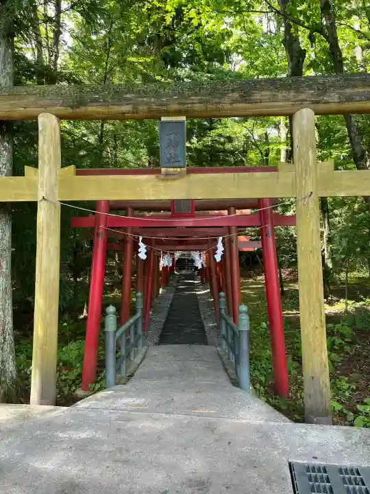 新屋山神社の{uncategorized: "未分類", other: "その他", undefined: "問題あり", building: "その他建物", grave: "お墓", sacred_gate: "鳥居", guardian: "狛犬", statue: "像", buddha: "仏像", history: "歴史", nature: "自然", garden: "庭園", animal: "動物", pagoda: "塔", temizu: "手水舎", mountain_gate: "山門・神門", sanctuary: "本殿・本堂", subordinate: "末社・摂社", art: "芸術", scenery: "景色", jizo: "地蔵", ema: "絵馬", goshuin: "御朱印", omikuji: "おみくじ", items: "授与品その他", amulet: "お守り", goshuincho: "御朱印帳", eats: "食事", festival: "お祭り", votive_dance: "神楽", shichigosan: "七五三参", wedding: "結婚式", experience: "体験その他", initially: "初詣", around: "周辺", anti_infection: "感染症対策"}