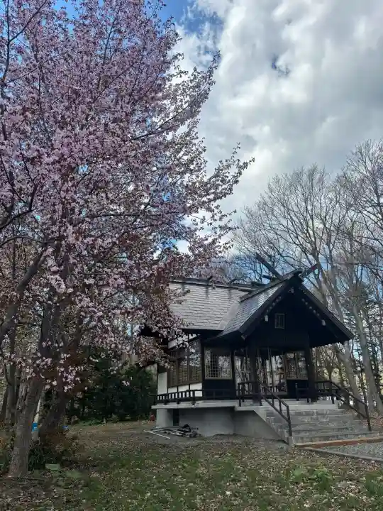 中小屋神社の{uncategorized: "未分類", other: "その他", undefined: "問題あり", building: "その他建物", grave: "お墓", sacred_gate: "鳥居", guardian: "狛犬", statue: "像", buddha: "仏像", history: "歴史", nature: "自然", garden: "庭園", animal: "動物", pagoda: "塔", temizu: "手水舎", mountain_gate: "山門・神門", sanctuary: "本殿・本堂", subordinate: "末社・摂社", art: "芸術", scenery: "景色", jizo: "地蔵", ema: "絵馬", goshuin: "御朱印", omikuji: "おみくじ", items: "授与品その他", amulet: "お守り", goshuincho: "御朱印帳", eats: "食事", festival: "お祭り", votive_dance: "神楽", shichigosan: "七五三参", wedding: "結婚式", experience: "体験その他", initially: "初詣", around: "周辺", anti_infection: "感染症対策"}