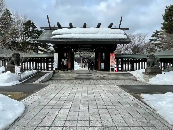 札幌護國神社の{uncategorized: "未分類", other: "その他", undefined: "問題あり", building: "その他建物", grave: "お墓", sacred_gate: "鳥居", guardian: "狛犬", statue: "像", buddha: "仏像", history: "歴史", nature: "自然", garden: "庭園", animal: "動物", pagoda: "塔", temizu: "手水舎", mountain_gate: "山門・神門", sanctuary: "本殿・本堂", subordinate: "末社・摂社", art: "芸術", scenery: "景色", jizo: "地蔵", ema: "絵馬", goshuin: "御朱印", omikuji: "おみくじ", items: "授与品その他", amulet: "お守り", goshuincho: "御朱印帳", eats: "食事", festival: "お祭り", votive_dance: "神楽", shichigosan: "七五三参", wedding: "結婚式", experience: "体験その他", initially: "初詣", around: "周辺", anti_infection: "感染症対策"}