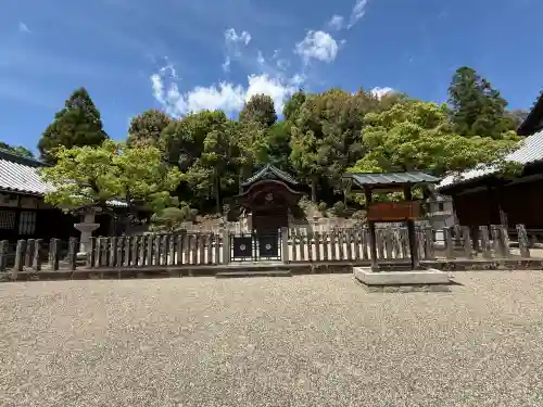 叡福寺の{uncategorized: "未分類", other: "その他", undefined: "問題あり", building: "その他建物", grave: "お墓", sacred_gate: "鳥居", guardian: "狛犬", statue: "像", buddha: "仏像", history: "歴史", nature: "自然", garden: "庭園", animal: "動物", pagoda: "塔", temizu: "手水舎", mountain_gate: "山門・神門", sanctuary: "本殿・本堂", subordinate: "末社・摂社", art: "芸術", scenery: "景色", jizo: "地蔵", ema: "絵馬", goshuin: "御朱印", omikuji: "おみくじ", items: "授与品その他", amulet: "お守り", goshuincho: "御朱印帳", eats: "食事", festival: "お祭り", votive_dance: "神楽", shichigosan: "七五三参", wedding: "結婚式", experience: "体験その他", initially: "初詣", around: "周辺", anti_infection: "感染症対策"}