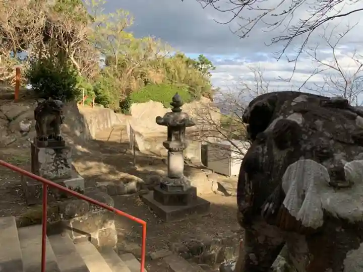 荒磯魚見根神社の狛犬