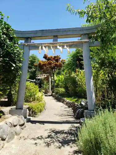 横浜御嶽神社の鳥居