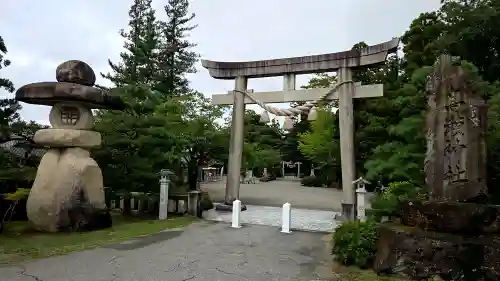 越中一宮 髙瀬神社の{uncategorized: "未分類", other: "その他", undefined: "問題あり", building: "その他建物", grave: "お墓", sacred_gate: "鳥居", guardian: "狛犬", statue: "像", buddha: "仏像", history: "歴史", nature: "自然", garden: "庭園", animal: "動物", pagoda: "塔", temizu: "手水舎", mountain_gate: "山門・神門", sanctuary: "本殿・本堂", subordinate: "末社・摂社", art: "芸術", scenery: "景色", jizo: "地蔵", ema: "絵馬", goshuin: "御朱印", omikuji: "おみくじ", items: "授与品その他", amulet: "お守り", goshuincho: "御朱印帳", eats: "食事", festival: "お祭り", votive_dance: "神楽", shichigosan: "七五三参", wedding: "結婚式", experience: "体験その他", initially: "初詣", around: "周辺", anti_infection: "感染症対策"}