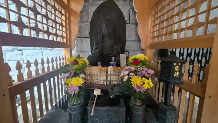 赤坂不動尊威徳寺の{uncategorized: "未分類", other: "その他", undefined: "問題あり", building: "その他建物", grave: "お墓", sacred_gate: "鳥居", guardian: "狛犬", statue: "像", buddha: "仏像", history: "歴史", nature: "自然", garden: "庭園", animal: "動物", pagoda: "塔", temizu: "手水舎", mountain_gate: "山門・神門", sanctuary: "本殿・本堂", subordinate: "末社・摂社", art: "芸術", scenery: "景色", jizo: "地蔵", ema: "絵馬", goshuin: "御朱印", omikuji: "おみくじ", items: "授与品その他", amulet: "お守り", goshuincho: "御朱印帳", eats: "食事", festival: "お祭り", votive_dance: "神楽", shichigosan: "七五三参", wedding: "結婚式", experience: "体験その他", initially: "初詣", around: "周辺", anti_infection: "感染症対策"}