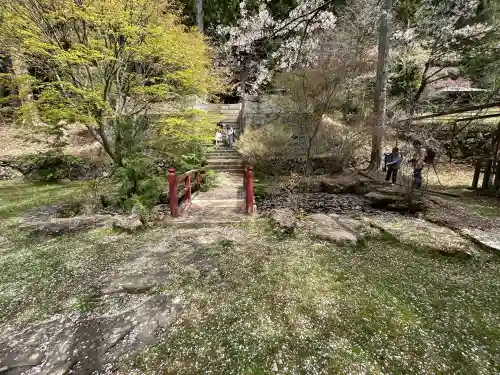 新海三社神社の{uncategorized: "未分類", other: "その他", undefined: "問題あり", building: "その他建物", grave: "お墓", sacred_gate: "鳥居", guardian: "狛犬", statue: "像", buddha: "仏像", history: "歴史", nature: "自然", garden: "庭園", animal: "動物", pagoda: "塔", temizu: "手水舎", mountain_gate: "山門・神門", sanctuary: "本殿・本堂", subordinate: "末社・摂社", art: "芸術", scenery: "景色", jizo: "地蔵", ema: "絵馬", goshuin: "御朱印", omikuji: "おみくじ", items: "授与品その他", amulet: "お守り", goshuincho: "御朱印帳", eats: "食事", festival: "お祭り", votive_dance: "神楽", shichigosan: "七五三参", wedding: "結婚式", experience: "体験その他", initially: "初詣", around: "周辺", anti_infection: "感染症対策"}