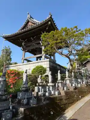香林寺の{uncategorized: "未分類", other: "その他", undefined: "問題あり", building: "その他建物", grave: "お墓", sacred_gate: "鳥居", guardian: "狛犬", statue: "像", buddha: "仏像", history: "歴史", nature: "自然", garden: "庭園", animal: "動物", pagoda: "塔", temizu: "手水舎", mountain_gate: "山門・神門", sanctuary: "本殿・本堂", subordinate: "末社・摂社", art: "芸術", scenery: "景色", jizo: "地蔵", ema: "絵馬", goshuin: "御朱印", omikuji: "おみくじ", items: "授与品その他", amulet: "お守り", goshuincho: "御朱印帳", eats: "食事", festival: "お祭り", votive_dance: "神楽", shichigosan: "七五三参", wedding: "結婚式", experience: "体験その他", initially: "初詣", around: "周辺", anti_infection: "感染症対策"}