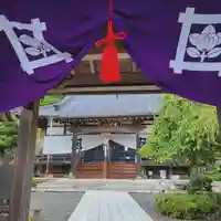 山門から本堂の風景