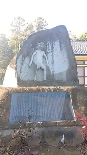 手接神社の像