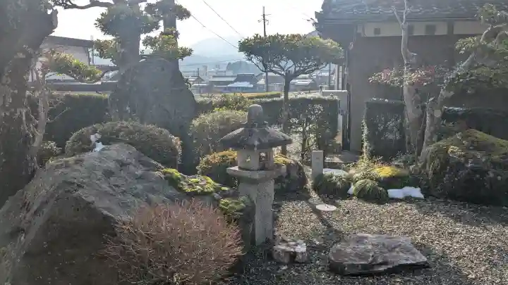 霊泉寺の{uncategorized: "未分類", other: "その他", undefined: "問題あり", building: "その他建物", grave: "お墓", sacred_gate: "鳥居", guardian: "狛犬", statue: "像", buddha: "仏像", history: "歴史", nature: "自然", garden: "庭園", animal: "動物", pagoda: "塔", temizu: "手水舎", mountain_gate: "山門・神門", sanctuary: "本殿・本堂", subordinate: "末社・摂社", art: "芸術", scenery: "景色", jizo: "地蔵", ema: "絵馬", goshuin: "御朱印", omikuji: "おみくじ", items: "授与品その他", amulet: "お守り", goshuincho: "御朱印帳", eats: "食事", festival: "お祭り", votive_dance: "神楽", shichigosan: "七五三参", wedding: "結婚式", experience: "体験その他", initially: "初詣", around: "周辺", anti_infection: "感染症対策"}