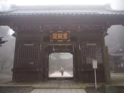 久遠寺の山門