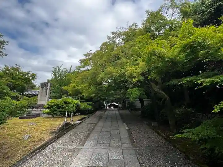 養源院の{uncategorized: "未分類", other: "その他", undefined: "問題あり", building: "その他建物", grave: "お墓", sacred_gate: "鳥居", guardian: "狛犬", statue: "像", buddha: "仏像", history: "歴史", nature: "自然", garden: "庭園", animal: "動物", pagoda: "塔", temizu: "手水舎", mountain_gate: "山門・神門", sanctuary: "本殿・本堂", subordinate: "末社・摂社", art: "芸術", scenery: "景色", jizo: "地蔵", ema: "絵馬", goshuin: "御朱印", omikuji: "おみくじ", items: "授与品その他", amulet: "お守り", goshuincho: "御朱印帳", eats: "食事", festival: "お祭り", votive_dance: "神楽", shichigosan: "七五三参", wedding: "結婚式", experience: "体験その他", initially: "初詣", around: "周辺", anti_infection: "感染症対策"}