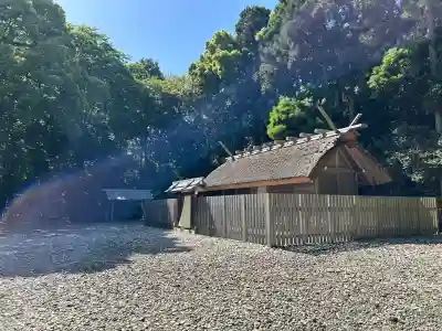 神服織機殿神社(皇大神宮所管社)の{uncategorized: "未分類", other: "その他", undefined: "問題あり", building: "その他建物", grave: "お墓", sacred_gate: "鳥居", guardian: "狛犬", statue: "像", buddha: "仏像", history: "歴史", nature: "自然", garden: "庭園", animal: "動物", pagoda: "塔", temizu: "手水舎", mountain_gate: "山門・神門", sanctuary: "本殿・本堂", subordinate: "末社・摂社", art: "芸術", scenery: "景色", jizo: "地蔵", ema: "絵馬", goshuin: "御朱印", omikuji: "おみくじ", items: "授与品その他", amulet: "お守り", goshuincho: "御朱印帳", eats: "食事", festival: "お祭り", votive_dance: "神楽", shichigosan: "七五三参", wedding: "結婚式", experience: "体験その他", initially: "初詣", around: "周辺", anti_infection: "感染症対策"}