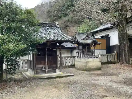 四所神社の{uncategorized: "未分類", other: "その他", undefined: "問題あり", building: "その他建物", grave: "お墓", sacred_gate: "鳥居", guardian: "狛犬", statue: "像", buddha: "仏像", history: "歴史", nature: "自然", garden: "庭園", animal: "動物", pagoda: "塔", temizu: "手水舎", mountain_gate: "山門・神門", sanctuary: "本殿・本堂", subordinate: "末社・摂社", art: "芸術", scenery: "景色", jizo: "地蔵", ema: "絵馬", goshuin: "御朱印", omikuji: "おみくじ", items: "授与品その他", amulet: "お守り", goshuincho: "御朱印帳", eats: "食事", festival: "お祭り", votive_dance: "神楽", shichigosan: "七五三参", wedding: "結婚式", experience: "体験その他", initially: "初詣", around: "周辺", anti_infection: "感染症対策"}