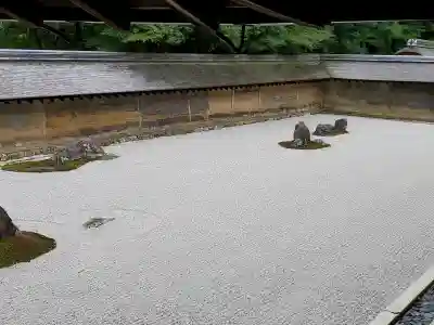 龍安寺の{uncategorized: "未分類", other: "その他", undefined: "問題あり", building: "その他建物", grave: "お墓", sacred_gate: "鳥居", guardian: "狛犬", statue: "像", buddha: "仏像", history: "歴史", nature: "自然", garden: "庭園", animal: "動物", pagoda: "塔", temizu: "手水舎", mountain_gate: "山門・神門", sanctuary: "本殿・本堂", subordinate: "末社・摂社", art: "芸術", scenery: "景色", jizo: "地蔵", ema: "絵馬", goshuin: "御朱印", omikuji: "おみくじ", items: "授与品その他", amulet: "お守り", goshuincho: "御朱印帳", eats: "食事", festival: "お祭り", votive_dance: "神楽", shichigosan: "七五三参", wedding: "結婚式", experience: "体験その他", initially: "初詣", around: "周辺", anti_infection: "感染症対策"}