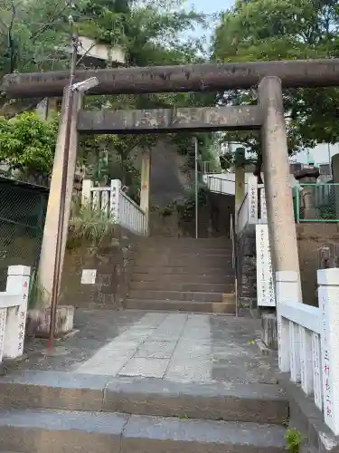 （芝生）浅間神社の{uncategorized: "未分類", other: "その他", undefined: "問題あり", building: "その他建物", grave: "お墓", sacred_gate: "鳥居", guardian: "狛犬", statue: "像", buddha: "仏像", history: "歴史", nature: "自然", garden: "庭園", animal: "動物", pagoda: "塔", temizu: "手水舎", mountain_gate: "山門・神門", sanctuary: "本殿・本堂", subordinate: "末社・摂社", art: "芸術", scenery: "景色", jizo: "地蔵", ema: "絵馬", goshuin: "御朱印", omikuji: "おみくじ", items: "授与品その他", amulet: "お守り", goshuincho: "御朱印帳", eats: "食事", festival: "お祭り", votive_dance: "神楽", shichigosan: "七五三参", wedding: "結婚式", experience: "体験その他", initially: "初詣", around: "周辺", anti_infection: "感染症対策"}