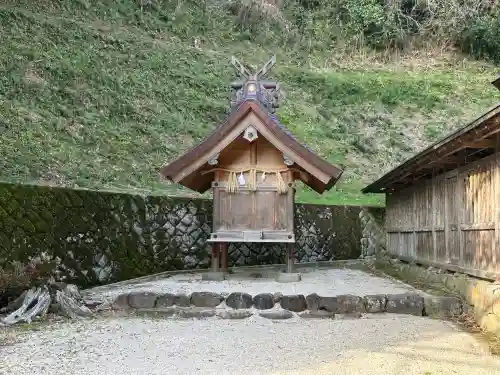 眞名井神社の{uncategorized: "未分類", other: "その他", undefined: "問題あり", building: "その他建物", grave: "お墓", sacred_gate: "鳥居", guardian: "狛犬", statue: "像", buddha: "仏像", history: "歴史", nature: "自然", garden: "庭園", animal: "動物", pagoda: "塔", temizu: "手水舎", mountain_gate: "山門・神門", sanctuary: "本殿・本堂", subordinate: "末社・摂社", art: "芸術", scenery: "景色", jizo: "地蔵", ema: "絵馬", goshuin: "御朱印", omikuji: "おみくじ", items: "授与品その他", amulet: "お守り", goshuincho: "御朱印帳", eats: "食事", festival: "お祭り", votive_dance: "神楽", shichigosan: "七五三参", wedding: "結婚式", experience: "体験その他", initially: "初詣", around: "周辺", anti_infection: "感染症対策"}