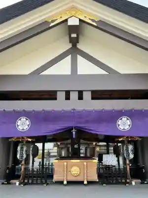 千葉縣護國神社の{uncategorized: "未分類", other: "その他", undefined: "問題あり", building: "その他建物", grave: "お墓", sacred_gate: "鳥居", guardian: "狛犬", statue: "像", buddha: "仏像", history: "歴史", nature: "自然", garden: "庭園", animal: "動物", pagoda: "塔", temizu: "手水舎", mountain_gate: "山門・神門", sanctuary: "本殿・本堂", subordinate: "末社・摂社", art: "芸術", scenery: "景色", jizo: "地蔵", ema: "絵馬", goshuin: "御朱印", omikuji: "おみくじ", items: "授与品その他", amulet: "お守り", goshuincho: "御朱印帳", eats: "食事", festival: "お祭り", votive_dance: "神楽", shichigosan: "七五三参", wedding: "結婚式", experience: "体験その他", initially: "初詣", around: "周辺", anti_infection: "感染症対策"}