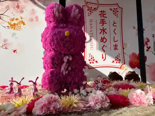 大御和神社の{uncategorized: "未分類", other: "その他", undefined: "問題あり", building: "その他建物", grave: "お墓", sacred_gate: "鳥居", guardian: "狛犬", statue: "像", buddha: "仏像", history: "歴史", nature: "自然", garden: "庭園", animal: "動物", pagoda: "塔", temizu: "手水舎", mountain_gate: "山門・神門", sanctuary: "本殿・本堂", subordinate: "末社・摂社", art: "芸術", scenery: "景色", jizo: "地蔵", ema: "絵馬", goshuin: "御朱印", omikuji: "おみくじ", items: "授与品その他", amulet: "お守り", goshuincho: "御朱印帳", eats: "食事", festival: "お祭り", votive_dance: "神楽", shichigosan: "七五三参", wedding: "結婚式", experience: "体験その他", initially: "初詣", around: "周辺", anti_infection: "感染症対策"}