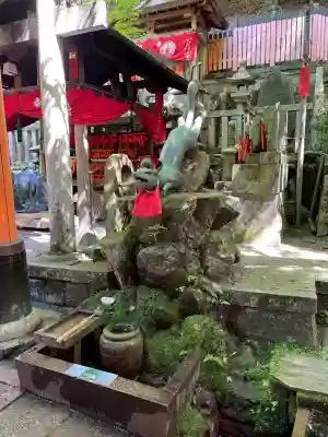 伏見稲荷大社　御膳谷奉拝所の{uncategorized: "未分類", other: "その他", undefined: "問題あり", building: "その他建物", grave: "お墓", sacred_gate: "鳥居", guardian: "狛犬", statue: "像", buddha: "仏像", history: "歴史", nature: "自然", garden: "庭園", animal: "動物", pagoda: "塔", temizu: "手水舎", mountain_gate: "山門・神門", sanctuary: "本殿・本堂", subordinate: "末社・摂社", art: "芸術", scenery: "景色", jizo: "地蔵", ema: "絵馬", goshuin: "御朱印", omikuji: "おみくじ", items: "授与品その他", amulet: "お守り", goshuincho: "御朱印帳", eats: "食事", festival: "お祭り", votive_dance: "神楽", shichigosan: "七五三参", wedding: "結婚式", experience: "体験その他", initially: "初詣", around: "周辺", anti_infection: "感染症対策"}