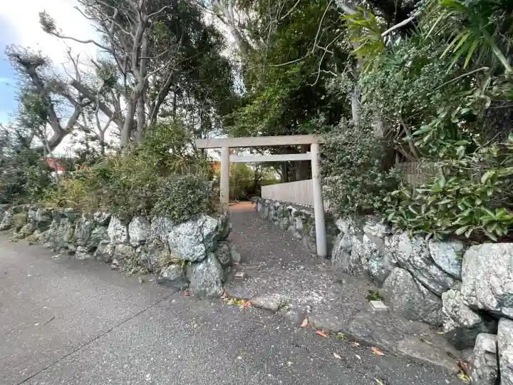 御食神社(豊受大神宮摂社)の{uncategorized: "未分類", other: "その他", undefined: "問題あり", building: "その他建物", grave: "お墓", sacred_gate: "鳥居", guardian: "狛犬", statue: "像", buddha: "仏像", history: "歴史", nature: "自然", garden: "庭園", animal: "動物", pagoda: "塔", temizu: "手水舎", mountain_gate: "山門・神門", sanctuary: "本殿・本堂", subordinate: "末社・摂社", art: "芸術", scenery: "景色", jizo: "地蔵", ema: "絵馬", goshuin: "御朱印", omikuji: "おみくじ", items: "授与品その他", amulet: "お守り", goshuincho: "御朱印帳", eats: "食事", festival: "お祭り", votive_dance: "神楽", shichigosan: "七五三参", wedding: "結婚式", experience: "体験その他", initially: "初詣", around: "周辺", anti_infection: "感染症対策"}