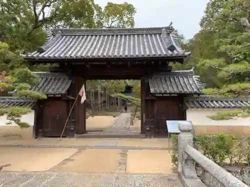 曹源寺の山門