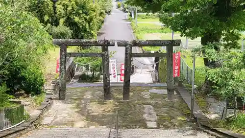 南方神社の{uncategorized: "未分類", other: "その他", undefined: "問題あり", building: "その他建物", grave: "お墓", sacred_gate: "鳥居", guardian: "狛犬", statue: "像", buddha: "仏像", history: "歴史", nature: "自然", garden: "庭園", animal: "動物", pagoda: "塔", temizu: "手水舎", mountain_gate: "山門・神門", sanctuary: "本殿・本堂", subordinate: "末社・摂社", art: "芸術", scenery: "景色", jizo: "地蔵", ema: "絵馬", goshuin: "御朱印", omikuji: "おみくじ", items: "授与品その他", amulet: "お守り", goshuincho: "御朱印帳", eats: "食事", festival: "お祭り", votive_dance: "神楽", shichigosan: "七五三参", wedding: "結婚式", experience: "体験その他", initially: "初詣", around: "周辺", anti_infection: "感染症対策"}