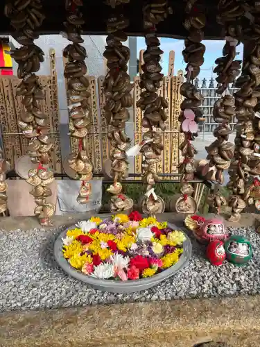 埼玉厄除け開運大師・龍泉寺（切り絵御朱印発祥の寺）の{uncategorized: "未分類", other: "その他", undefined: "問題あり", building: "その他建物", grave: "お墓", sacred_gate: "鳥居", guardian: "狛犬", statue: "像", buddha: "仏像", history: "歴史", nature: "自然", garden: "庭園", animal: "動物", pagoda: "塔", temizu: "手水舎", mountain_gate: "山門・神門", sanctuary: "本殿・本堂", subordinate: "末社・摂社", art: "芸術", scenery: "景色", jizo: "地蔵", ema: "絵馬", goshuin: "御朱印", omikuji: "おみくじ", items: "授与品その他", amulet: "お守り", goshuincho: "御朱印帳", eats: "食事", festival: "お祭り", votive_dance: "神楽", shichigosan: "七五三参", wedding: "結婚式", experience: "体験その他", initially: "初詣", around: "周辺", anti_infection: "感染症対策"}