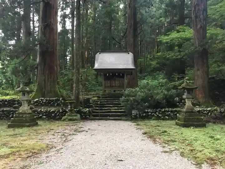雄山神社中宮祈願殿の自然