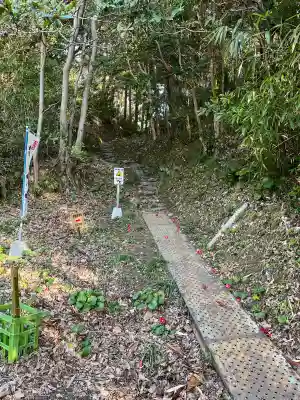 伊射波神社の{uncategorized: "未分類", other: "その他", undefined: "問題あり", building: "その他建物", grave: "お墓", sacred_gate: "鳥居", guardian: "狛犬", statue: "像", buddha: "仏像", history: "歴史", nature: "自然", garden: "庭園", animal: "動物", pagoda: "塔", temizu: "手水舎", mountain_gate: "山門・神門", sanctuary: "本殿・本堂", subordinate: "末社・摂社", art: "芸術", scenery: "景色", jizo: "地蔵", ema: "絵馬", goshuin: "御朱印", omikuji: "おみくじ", items: "授与品その他", amulet: "お守り", goshuincho: "御朱印帳", eats: "食事", festival: "お祭り", votive_dance: "神楽", shichigosan: "七五三参", wedding: "結婚式", experience: "体験その他", initially: "初詣", around: "周辺", anti_infection: "感染症対策"}