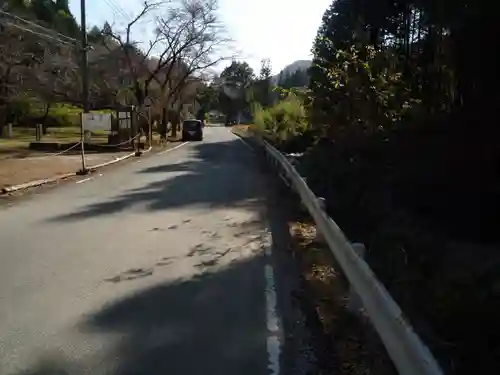 皆沢八幡宮本殿の周辺