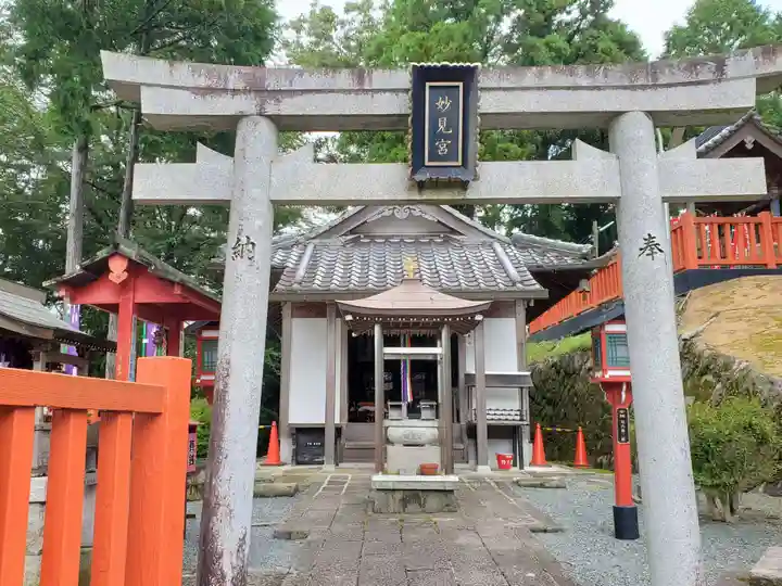 王地山まけきらい稲荷の末社・摂社