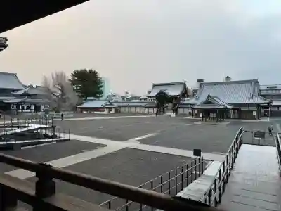 本願寺（西本願寺）の{uncategorized: "未分類", other: "その他", undefined: "問題あり", building: "その他建物", grave: "お墓", sacred_gate: "鳥居", guardian: "狛犬", statue: "像", buddha: "仏像", history: "歴史", nature: "自然", garden: "庭園", animal: "動物", pagoda: "塔", temizu: "手水舎", mountain_gate: "山門・神門", sanctuary: "本殿・本堂", subordinate: "末社・摂社", art: "芸術", scenery: "景色", jizo: "地蔵", ema: "絵馬", goshuin: "御朱印", omikuji: "おみくじ", items: "授与品その他", amulet: "お守り", goshuincho: "御朱印帳", eats: "食事", festival: "お祭り", votive_dance: "神楽", shichigosan: "七五三参", wedding: "結婚式", experience: "体験その他", initially: "初詣", around: "周辺", anti_infection: "感染症対策"}